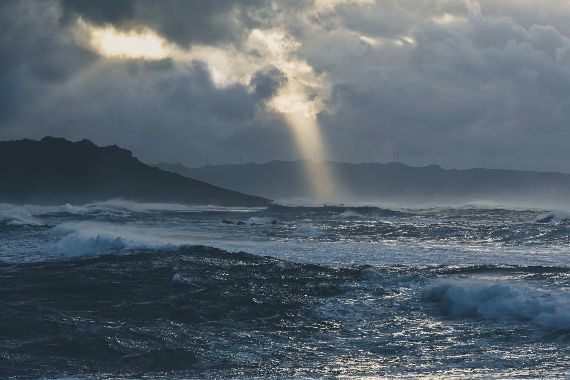 Can bad weather make a ship lose its position?
