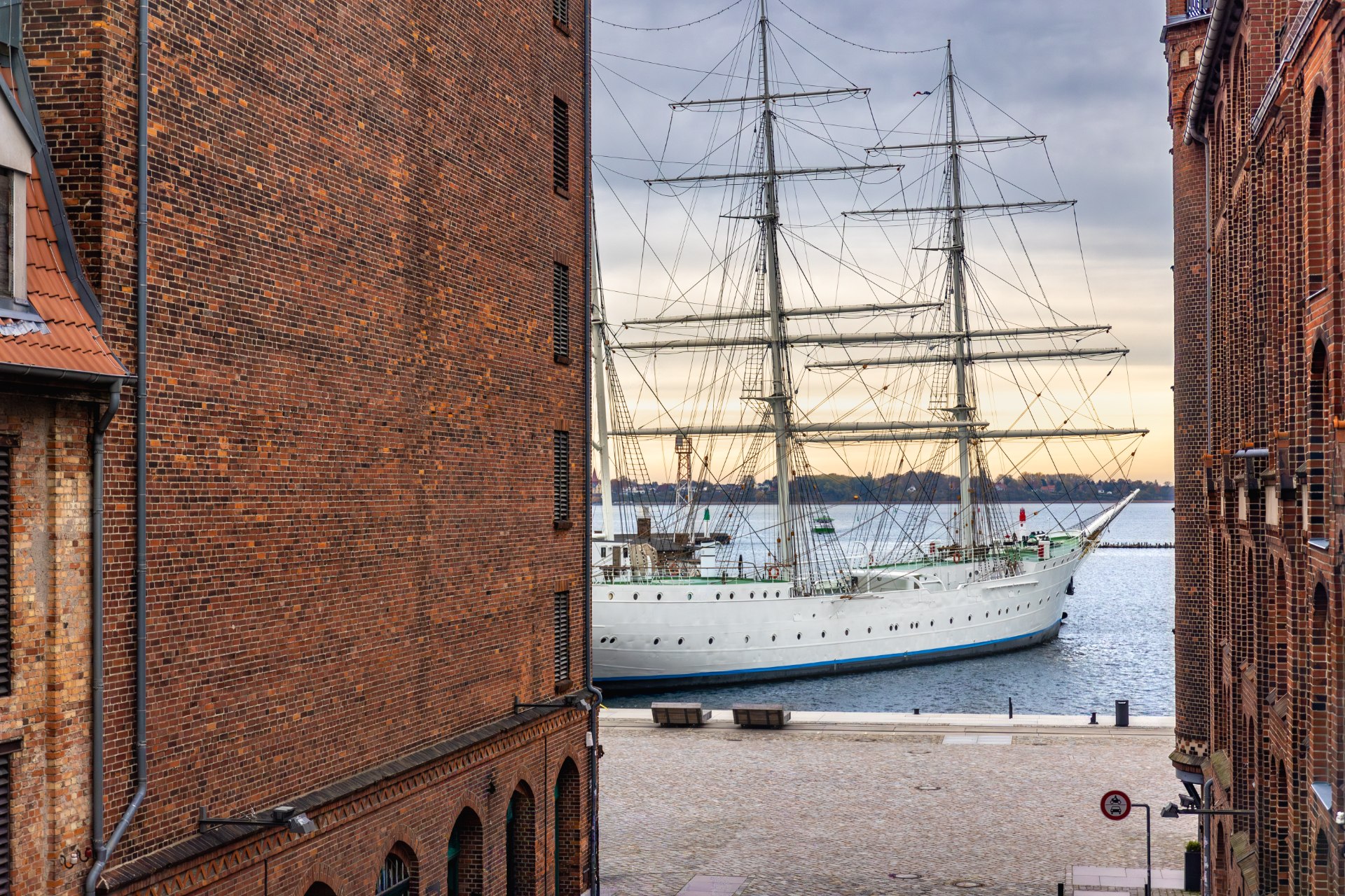 Port Days: Energy Budget and Return Times