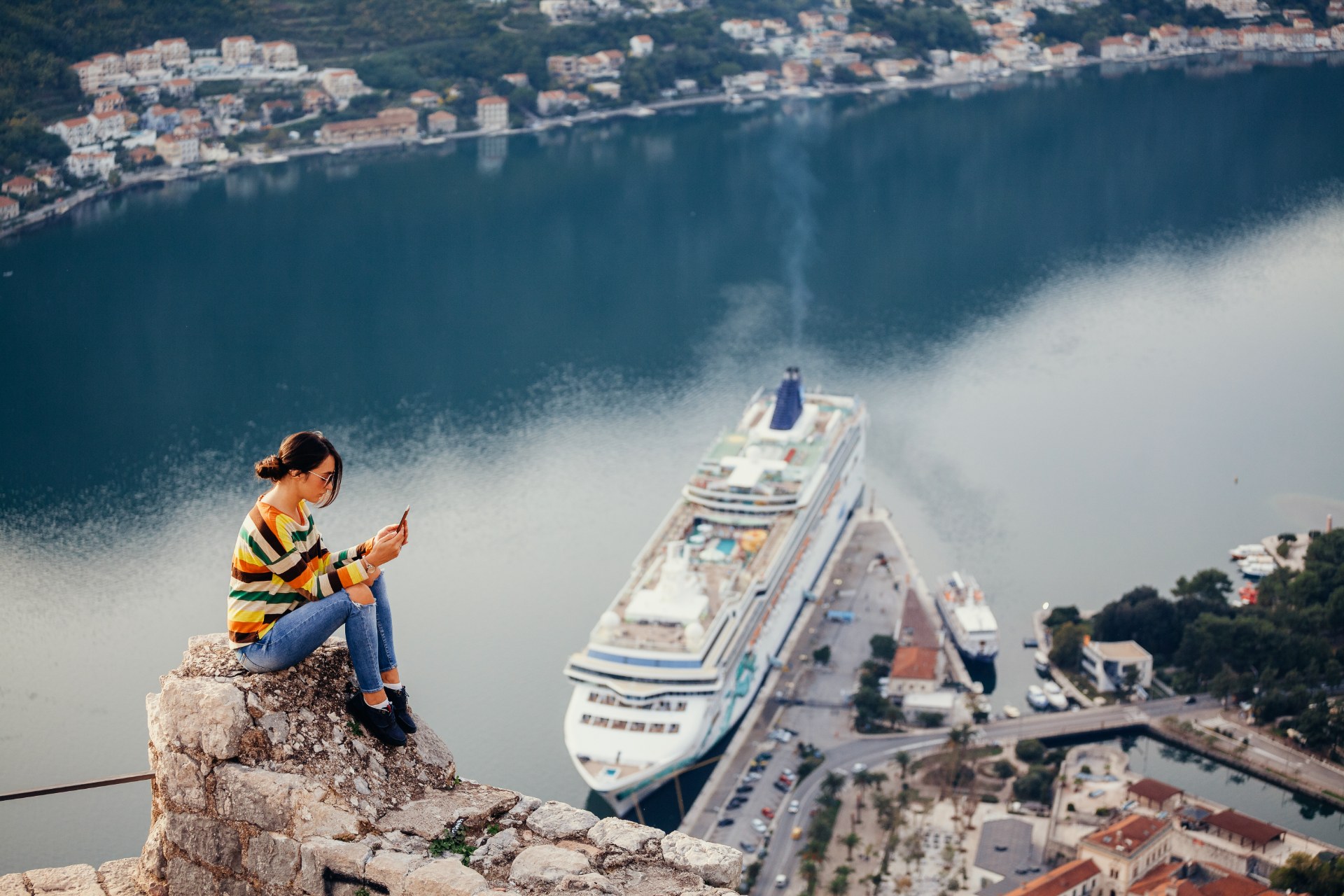 How to Meet People on a Cruise Without Forcing Friendships at the Buffet
