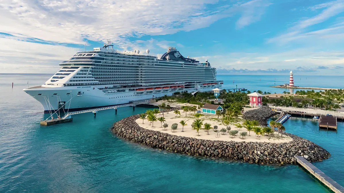 Day-by-Day Onboard Rhythm — Sea Days vs Port Days